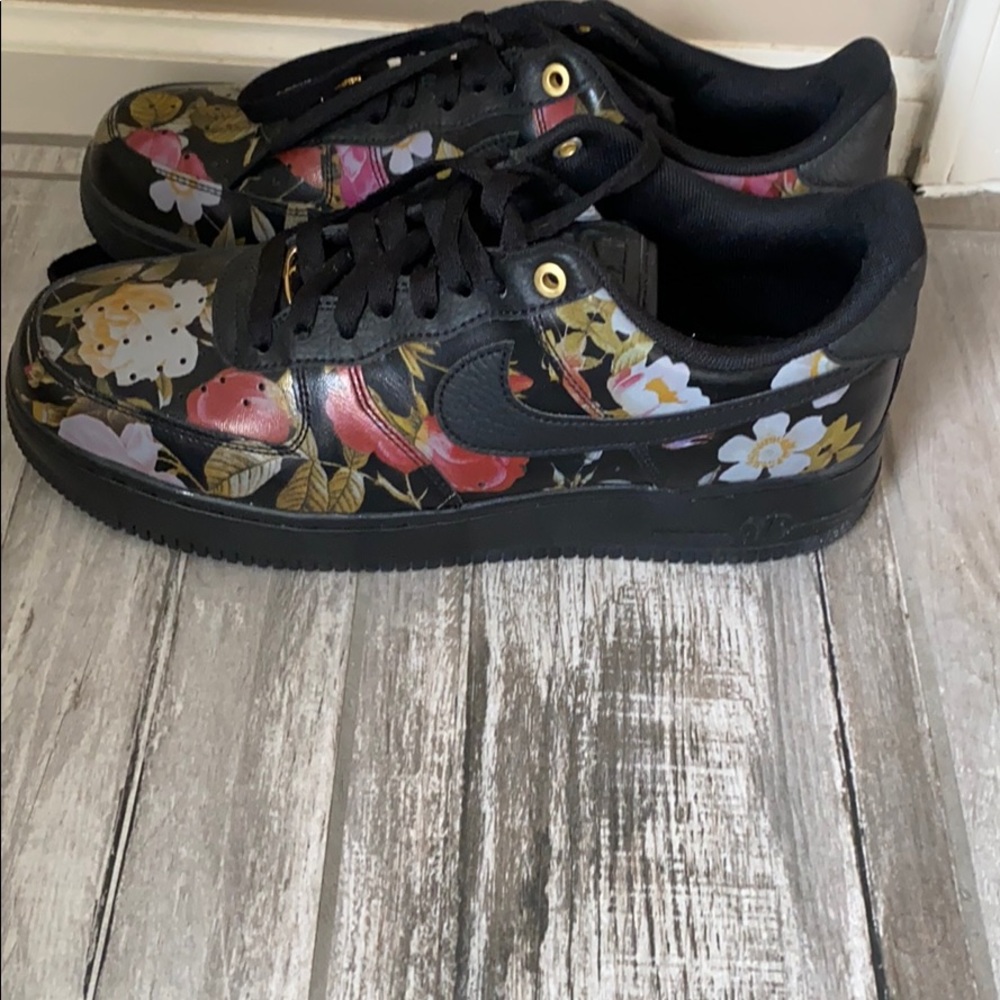 Air Force 1 Floral low shoes. Size 10.5, women’s. Like new!